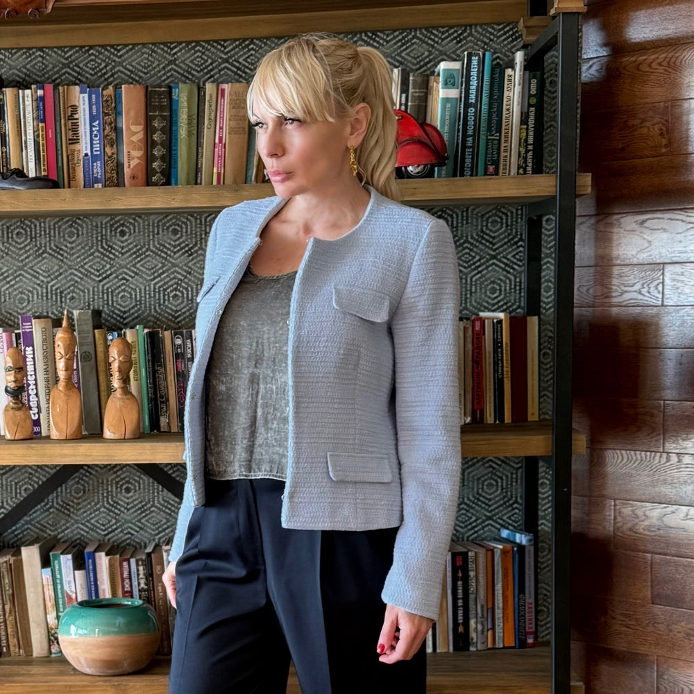 Късо светлосиньо сако със закопчаване отпред AGGATA