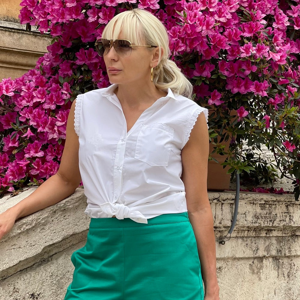 Бяла дамска вталена памучна риза без ръкав AGGATA