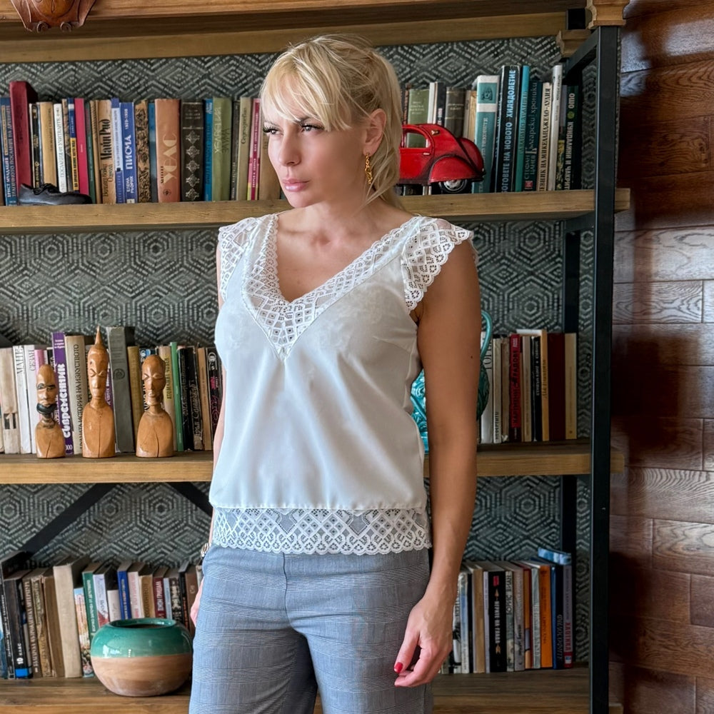 Дамски бял потник с дебели презрамки и дантелени детайли AGGATA