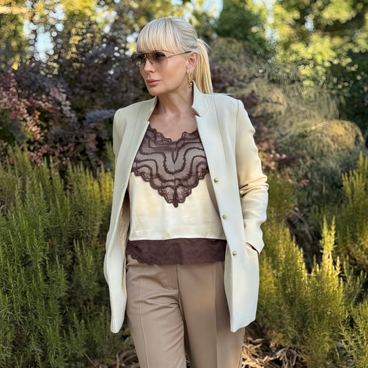 Дамско бежово вталено сако AGGATA