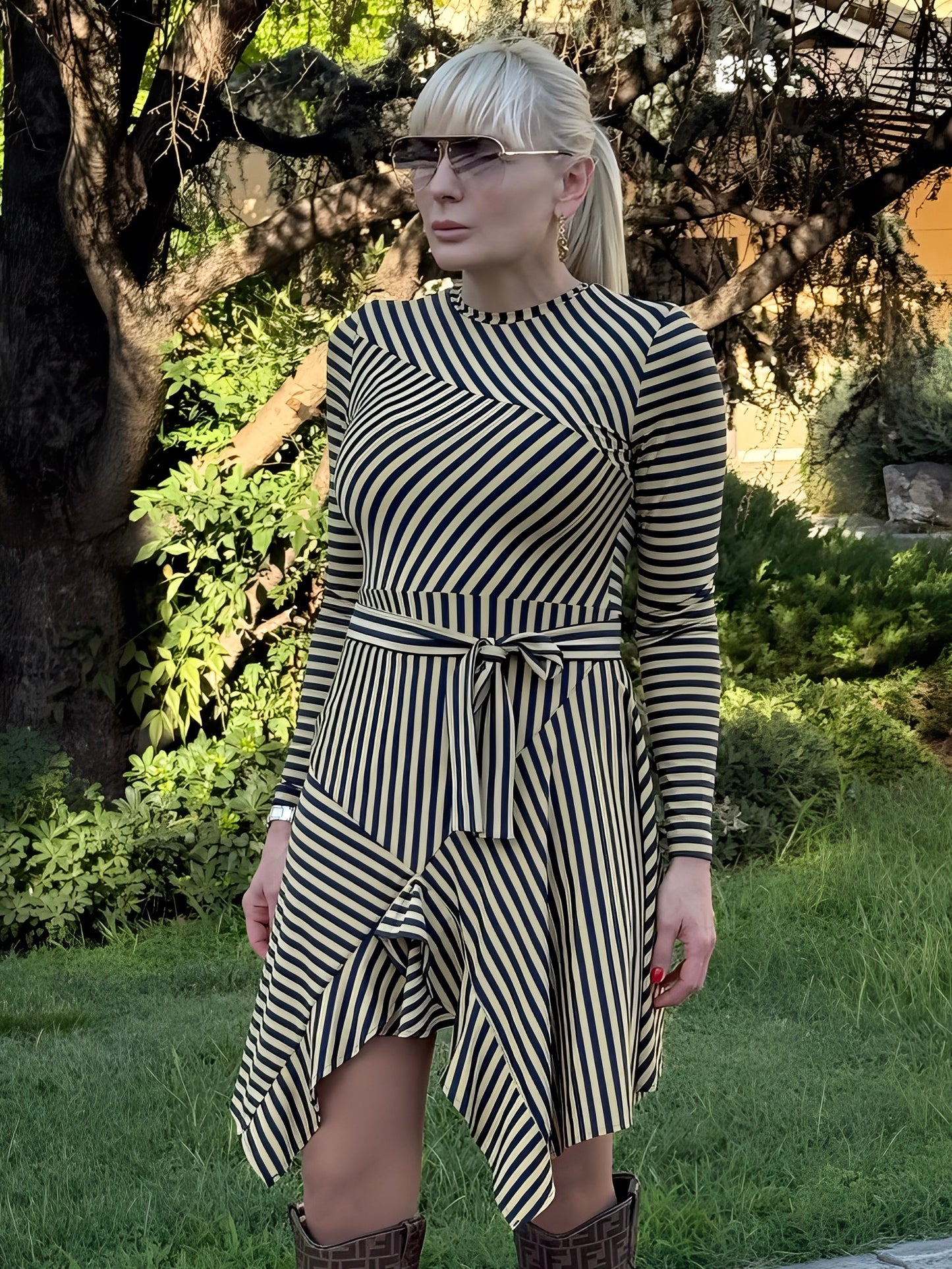 Къса еластична рокля на раета AGGATA