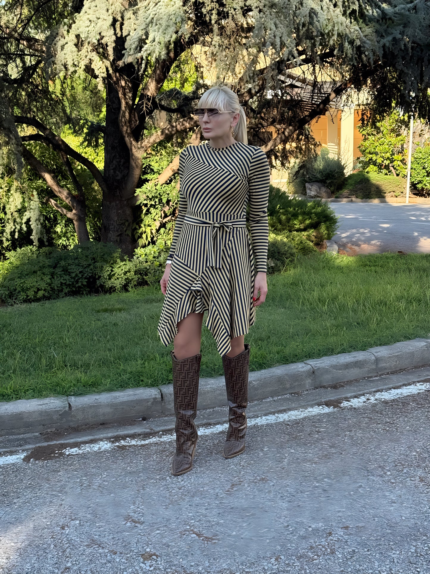 Къса еластична рокля на раета AGGATA