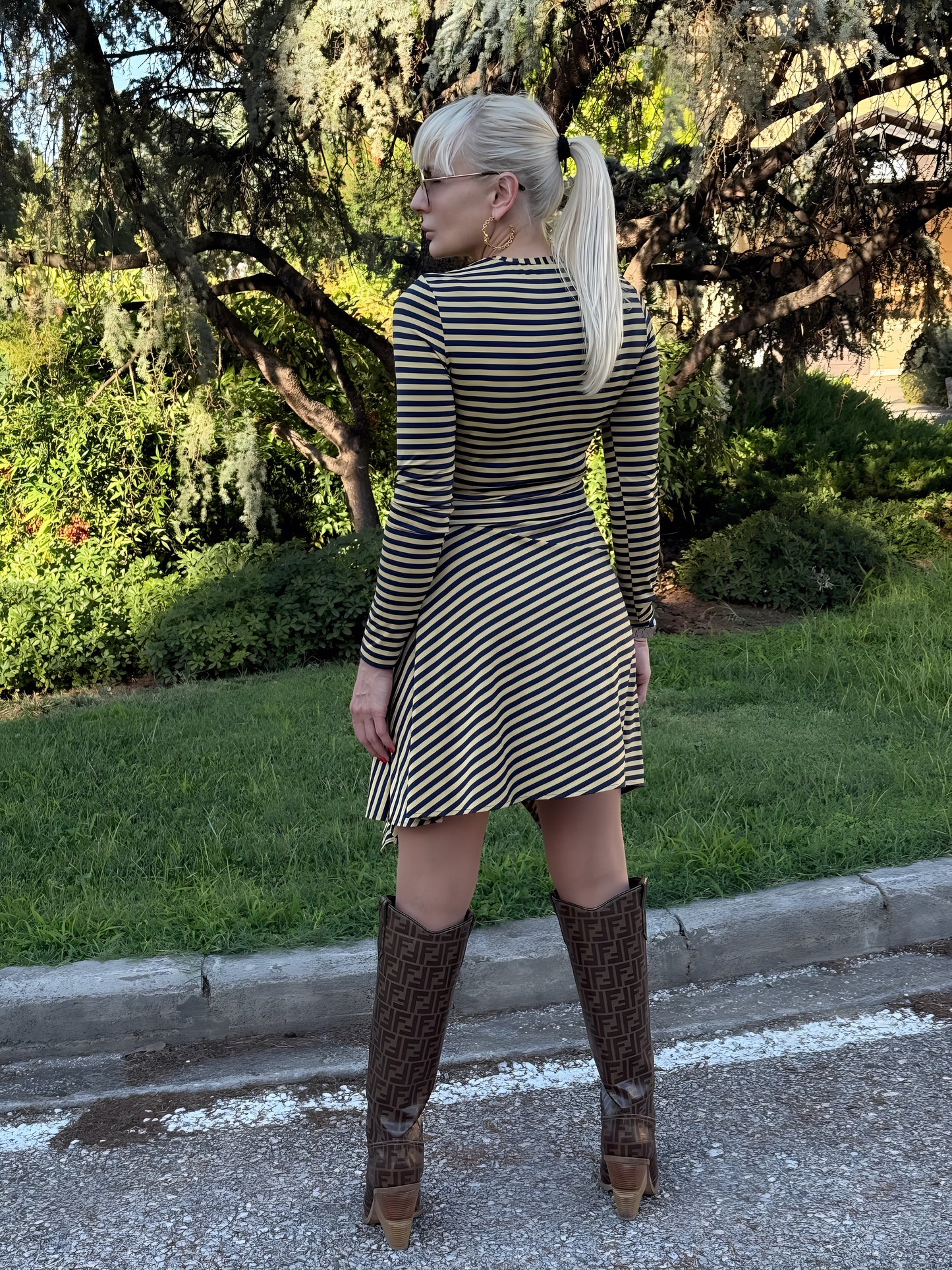 Къса еластична рокля на раета AGGATA